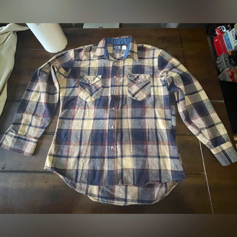 Wrangler Large Men’s Plaid Long Sleeved Button Down Shirt